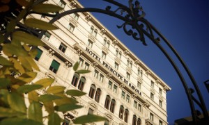 Фасад отеля Principe di Savoia в Милане