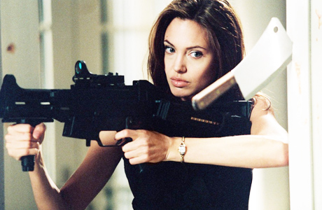 Анджелина Джоли собирает ножи