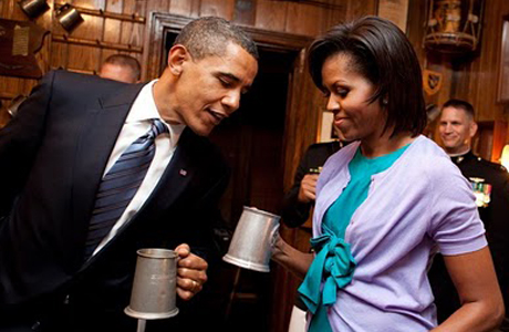 Барак и Мишель Обама пьют пиво