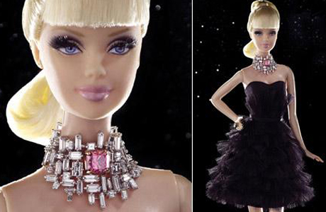 Барби в миниатюрных ювелирных украшениях с розовым бриллиантом