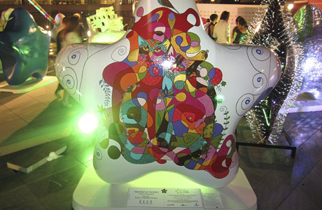 Многие турецкие и международные представители бизнеса, художники и частные лица приняли участие в выставке, украсив эти звезды. 