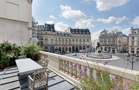 Панорама, которая открывается с просторной летней площадки Place Des Victoires