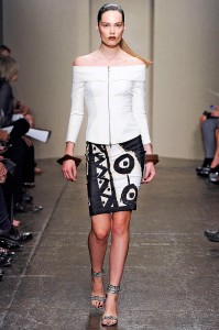 Пышные формы модельер предлагает скрыть под расклешенными юбками-миди белого, бежевого и салатового цветов