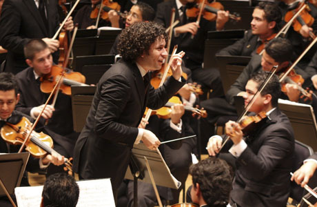 С 18 лет Густаво Дудамель руководит оркестром 