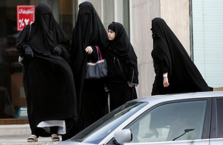 На недели моды, проводимые в Париже, ежегодно приезжают самые богатые леди из Саудовской Аравии