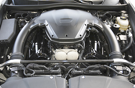 Под капотом у суперкара находится 4,8-литровый атмосферный мотор V10 мощностью 552 лошадиные силы