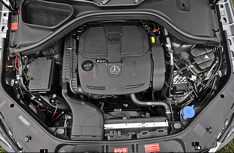 Автомобиль оснащен  6-цилиндровым бензиновым силовым агрегатом, объемом 3,5 литра (306 л. с.)