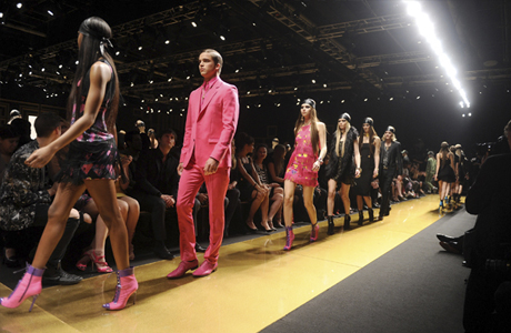 Для строгих костюмов модельеры Versace выбрали ткань непривычного тона – теплый розовый