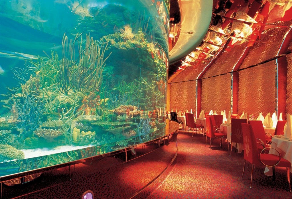 Интерьер ресторана Al Mahara напоминает аквариум