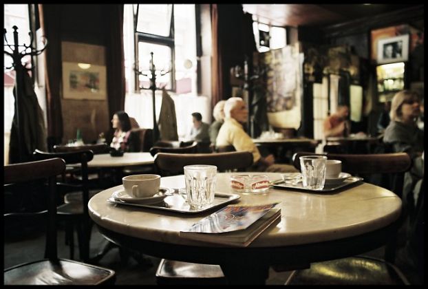 Интерьеры венских кофеен украшают небольшие столики из мрамора и знаменитые венские стулья.