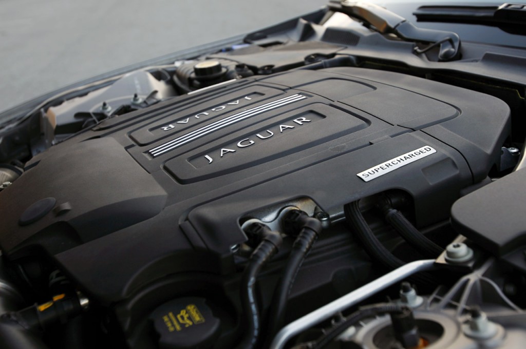 Jaguar XKR Cabrio имеет V-образный восьмицилиндровый мотор объемом 5 л