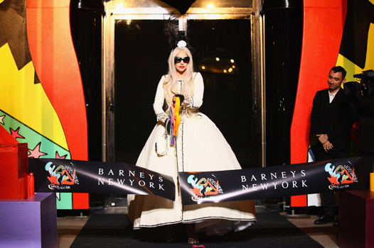 Светские новости : Lady Gaga торжественно открыла собственную сувенирную лавку- Gaga's Workshop.
