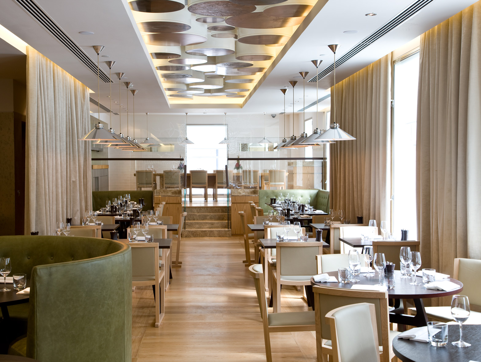 Ресторан Gordon Ramsay в  центре Лондона выглядит очень современно и элегантно