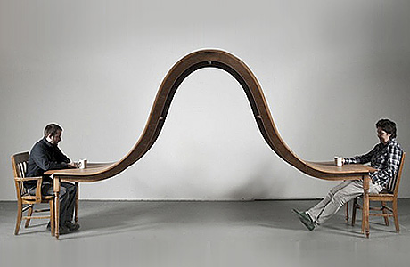 Дизайнер Мишель Беиц  изготовил стол в форме волны