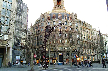 В Барселоне обязательно следует пройтись по улице Passeig de Gracia