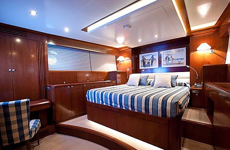  VIP-каюта меблирована просторной двуспальной кроватью для прекрасного отдыха.