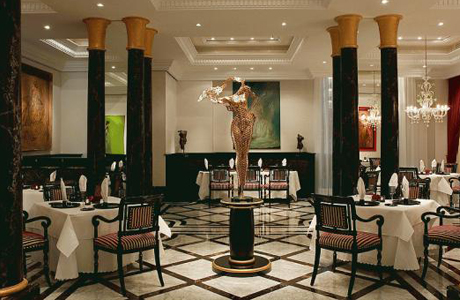 Рестораны : Vitrum расположен в центре Берлина в отеле The Ritz-Carlton