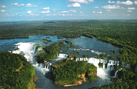 Водопады Игуасу на границе Бразилии с Аргентиной. 