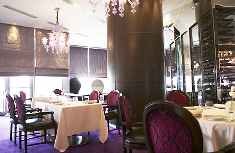 Зал ресторана разделен на два уровня, где достаточно просторно расставлены не более двенадцати столиков.