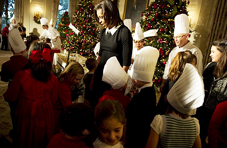Мишель Обама наряжала ёлку с детьми из семей военнослужащих организации «Синяя Звезда»