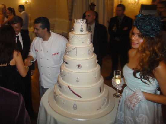 Специально для  Деборы Роуз, Бадди Валастро создал роскошный свадебный торт. 