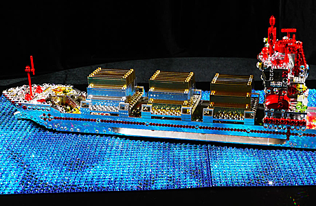 Подарки : Пароход и паровоз из Lego и украшенные кристаллами  Swarovski