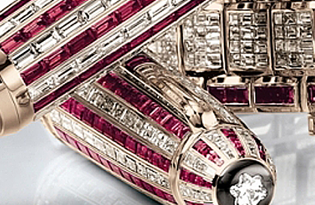 Набор в стиле люкс украшает в общей сложности 27 ярко-красных рубинов и 68 бриллиантов.