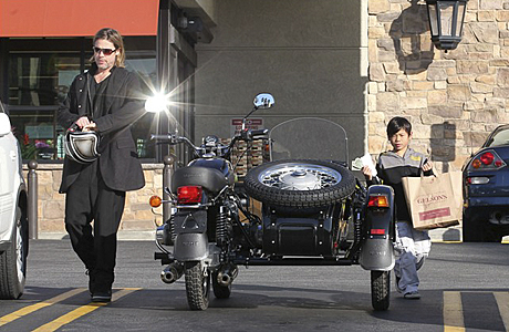 Paparazzi: Бред Питт и его новый мотоцикл