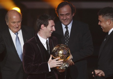 Лео Месси получает Золотой мяч ФИФА