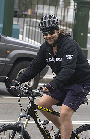Рассел Кроу катается на велосипеде