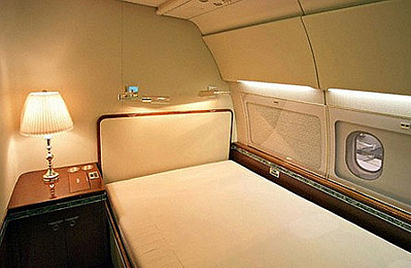 Светские новости: Спальное место в самолете Януковича