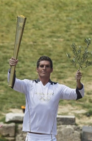 Спирос Янниотис первым пронес олимпийский огонь