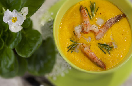 Легкий лососевый суп с морепродуктами
