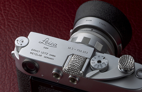 Фотокамера Leica с украшениями