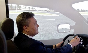 Виктор Янукович - гонки на симуляторе