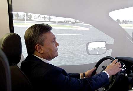 Виктор Янукович - гонки на симуляторе