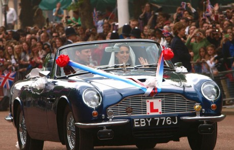 Принц Уильям и Кейт Миддлтон в машине Aston Martin 