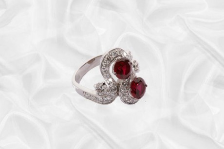 Элегантное кольцо с рубинами
