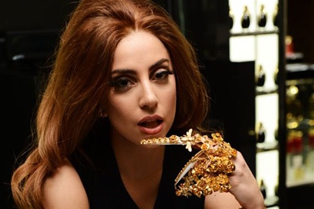 Леди Гага обожает золото