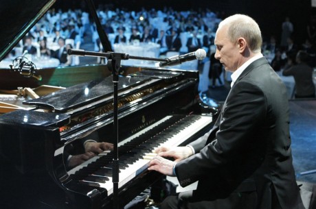 Владимир Путин за роялем
