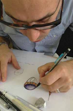 Роман Баянд рисует эскиз кольца