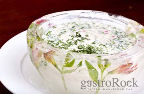 В такой посуде изо льда подают окрошку в Gastro Rock