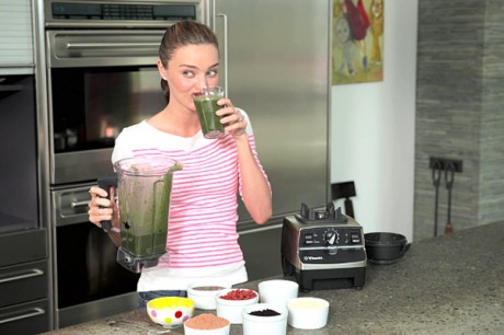 Миранда пьет The Ultimate Morning Smoothie 