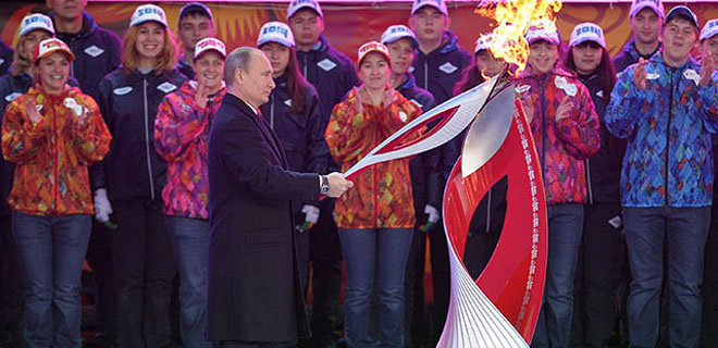 ладимир Путин зажег Олимпийский огонь в Москве