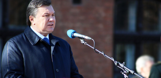 Виктор Янукович в пальто Brioni