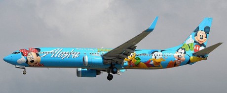 Самолет с изображением героев Диснея