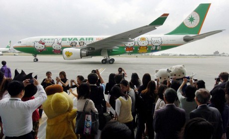 Самолет с изображением Hello Kitty