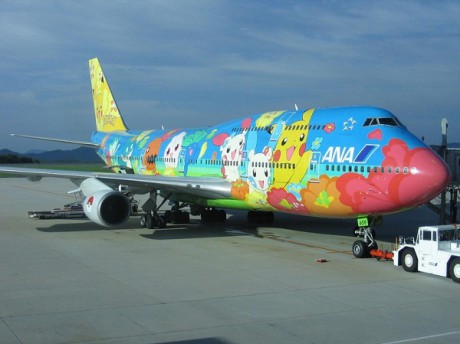 Самолет с изображением покемонов