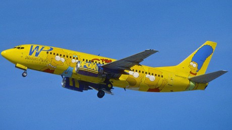 Самолет с изображением Симпсонов