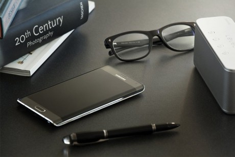 У компании Samsung появился смартфон с боковым дисплеем